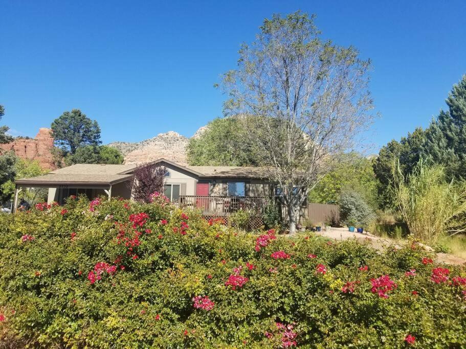 3 Bedroom With Stunning Red Rock Views! Walk To Trails! Holiday home