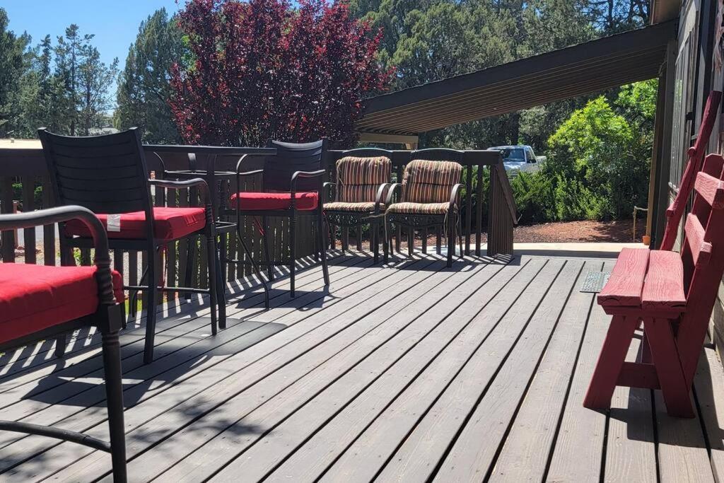 3 Bedroom With Stunning Red Rock Views! Walk To Trails! Holiday home *