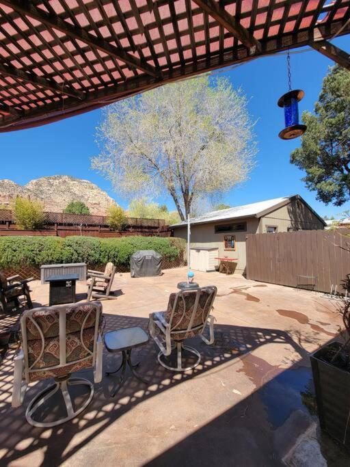 3 Bedroom With Stunning Red Rock Views! Walk To Trails! Holiday home