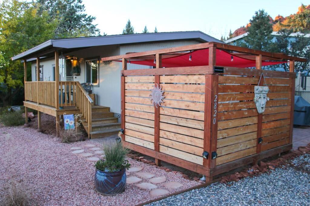 Serene 2 Bedroom! Walk To Trails! Red Rock Mountain Views! Holiday home Sedona