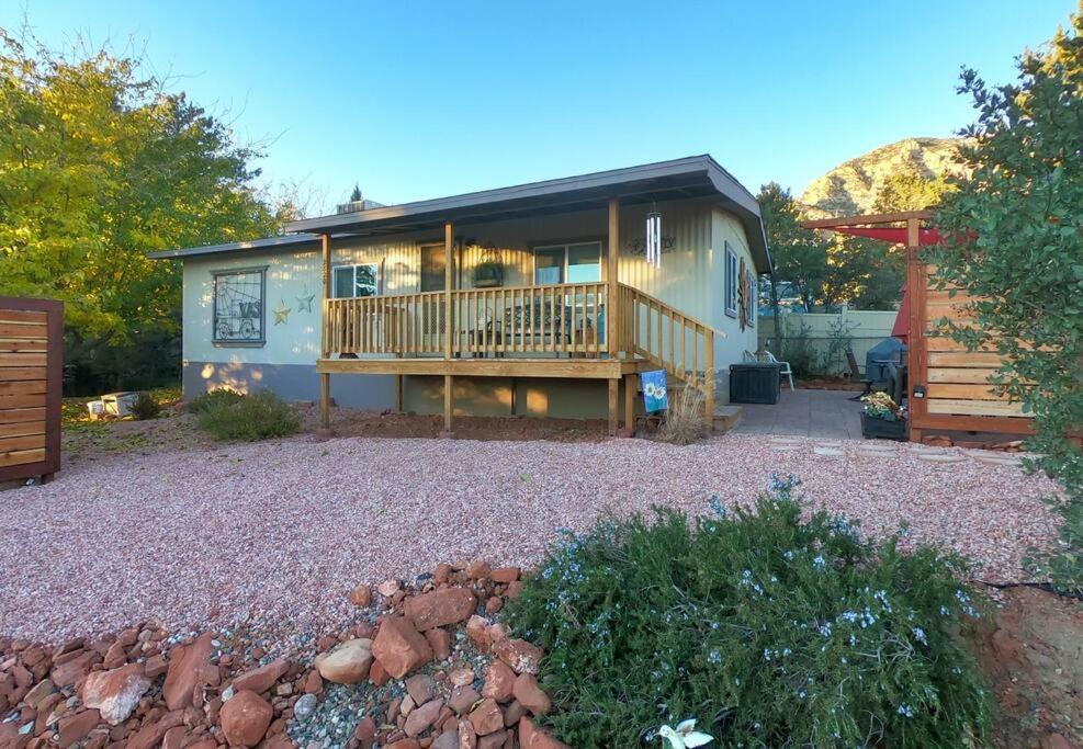 Serene 2 Bedroom! Walk To Trails! Red Rock Mountain Views! Holiday home Sedona