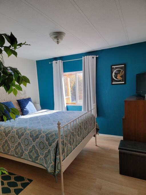 Serene 2 Bedroom! Walk To Trails! Red Rock Mountain Views! Holiday home *