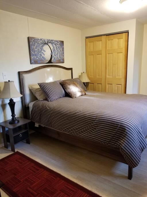 Serene 2 Bedroom! Walk To Trails! Red Rock Mountain Views! Holiday home