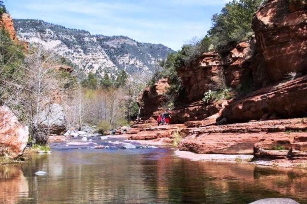Close To Fresh Creek! Sleeps 12 ~ Amazing Views W/serene Open Space ~ Hot Tub + Game ~ Trails Outside Holiday home *