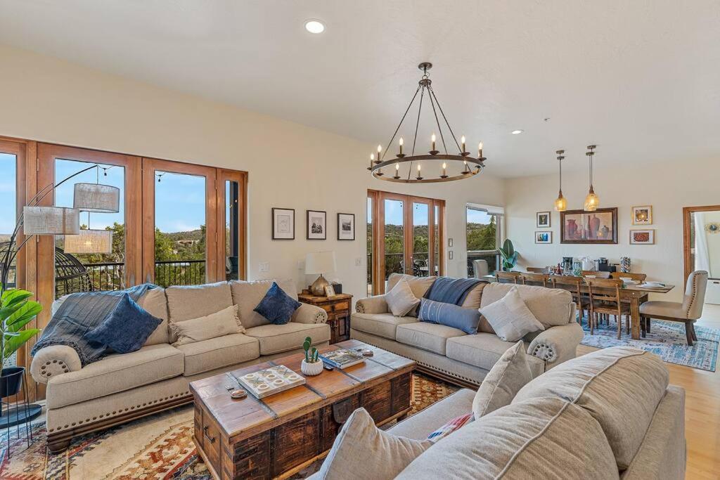 Close To Fresh Creek! Sleeps 12 ~ Amazing Views W/serene Open Space ~ Hot Tub + Game ~ Trails Outside Holiday home Sedona
