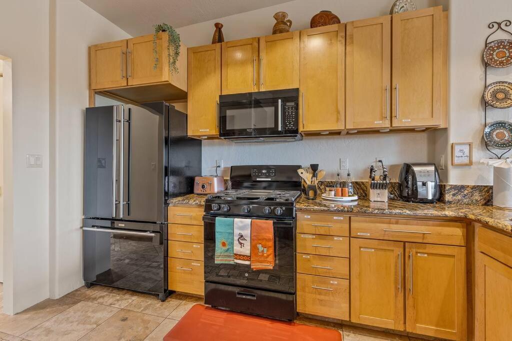 Holiday home Close To Fresh Creek! Sleeps 12 ~ Amazing Views W/serene Open Space ~ Hot Tub + Game ~ Trails Outside *