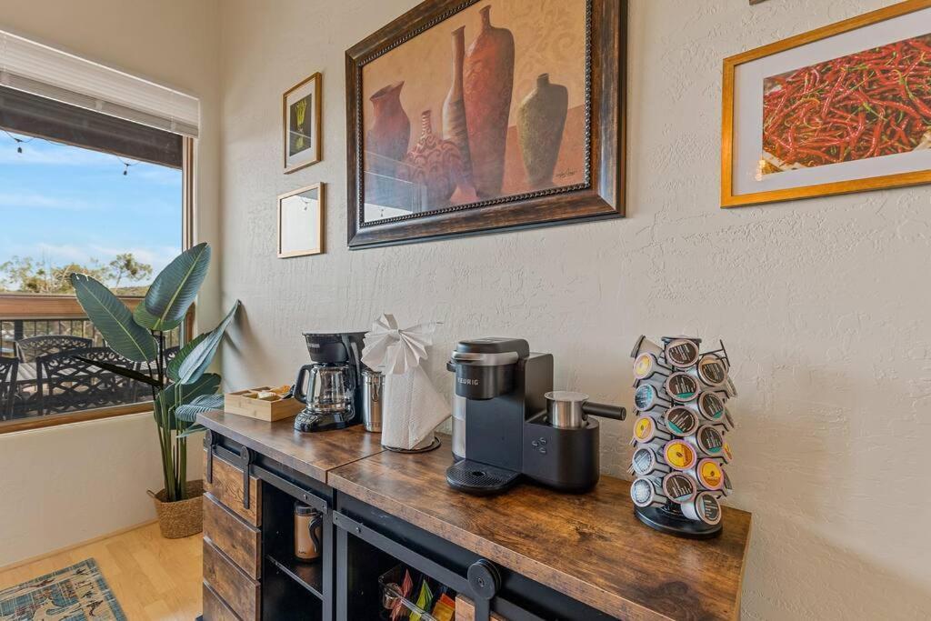 Close To Fresh Creek! Sleeps 12 ~ Amazing Views W/serene Open Space ~ Hot Tub + Game ~ Trails Outside * Sedona
