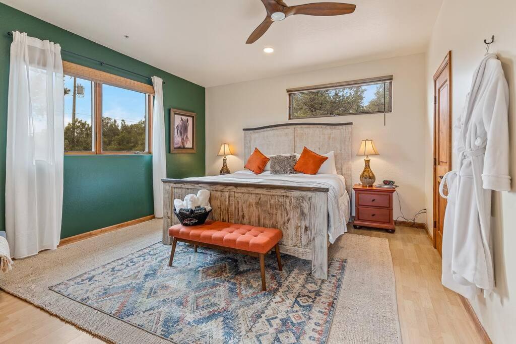 Holiday home Close To Fresh Creek! Sleeps 12 ~ Amazing Views W/serene Open Space ~ Hot Tub + Game ~ Trails Outside *