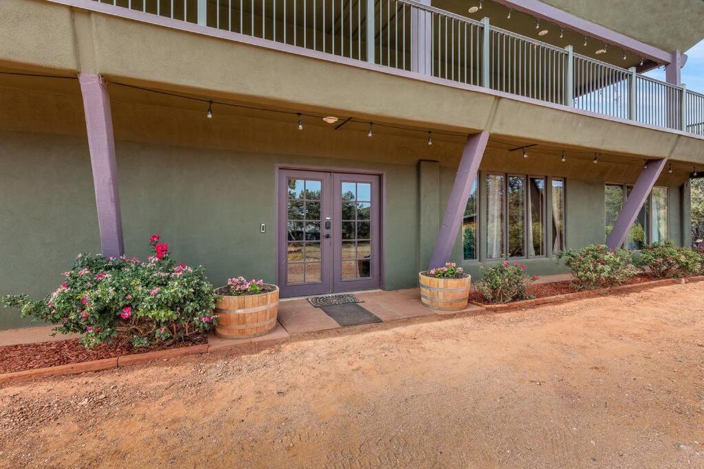 Close To Fresh Creek! Sleeps 12 ~ Amazing Views W/serene Open Space ~ Hot Tub + Game ~ Trails Outside Holiday home