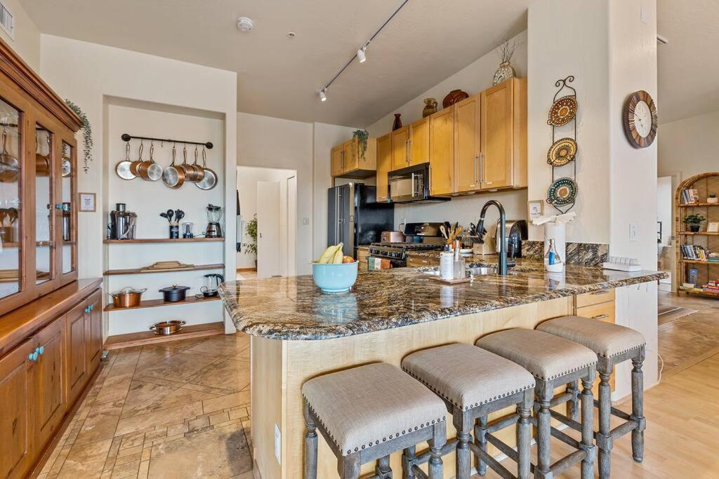 Close To Fresh Creek! Sleeps 12 ~ Amazing Views W/serene Open Space ~ Hot Tub + Game ~ Trails Outside Holiday home *