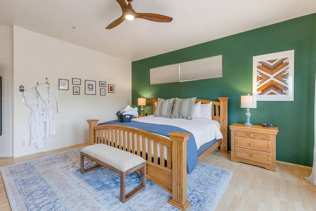 Close To Fresh Creek! Sleeps 12 ~ Amazing Views W/serene Open Space ~ Hot Tub + Game ~ Trails Outside Holiday home *