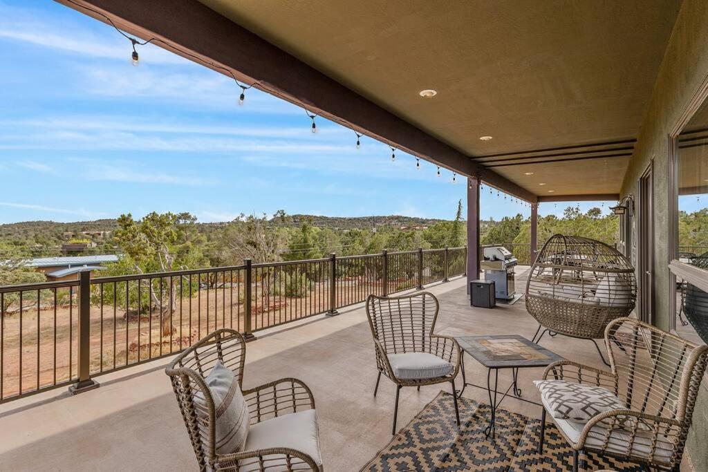 Close To Fresh Creek! Sleeps 12 ~ Amazing Views W/serene Open Space ~ Hot Tub + Game ~ Trails Outside Holiday home Sedona