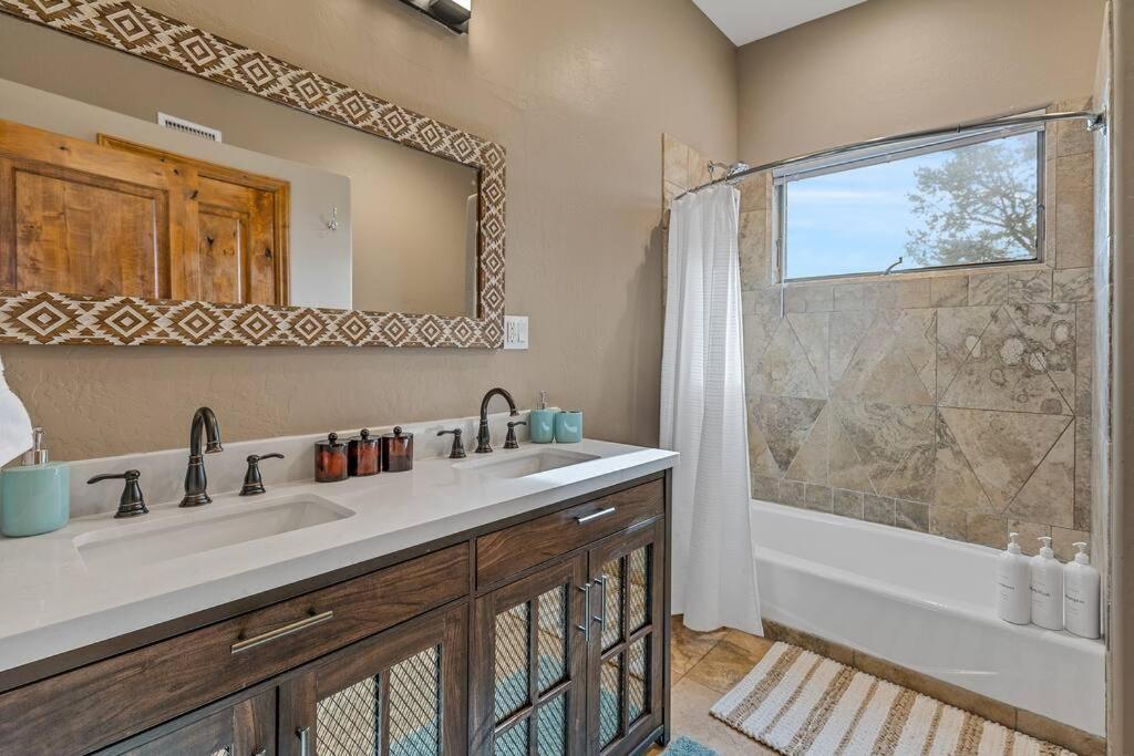 Close To Fresh Creek! Sleeps 12 ~ Amazing Views W/serene Open Space ~ Hot Tub + Game ~ Trails Outside Sedona