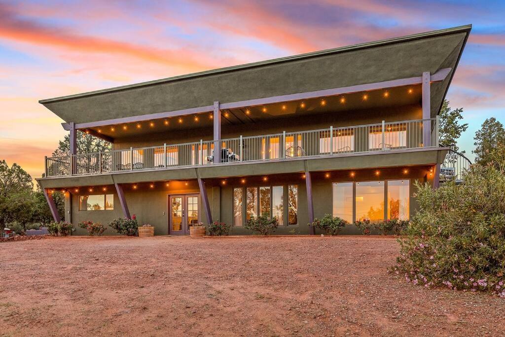 Close To Fresh Creek! Sleeps 12 ~ Amazing Views W/serene Open Space ~ Hot Tub + Game ~ Trails Outside Holiday home Sedona