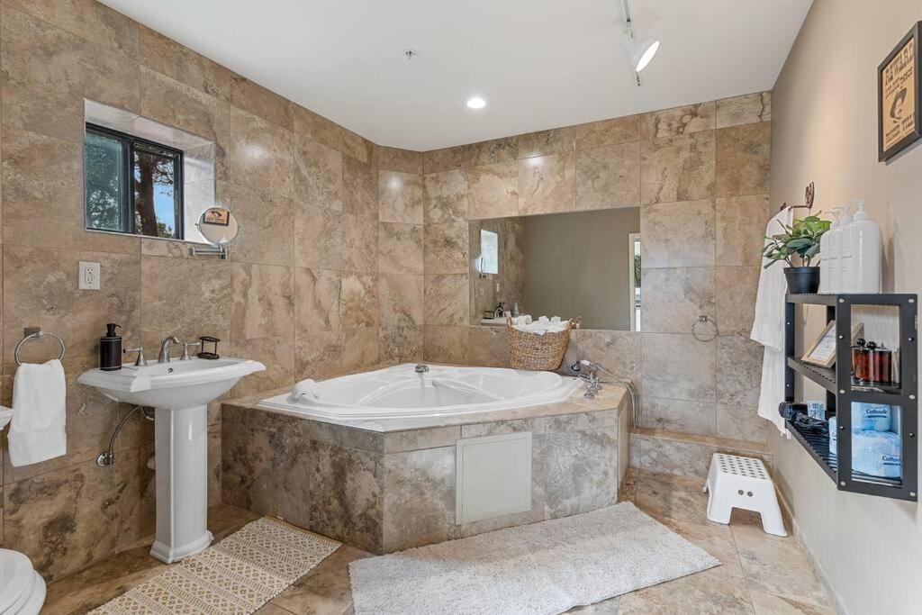 Holiday home Close To Fresh Creek! Sleeps 12 ~ Amazing Views W/serene Open Space ~ Hot Tub + Game ~ Trails Outside *