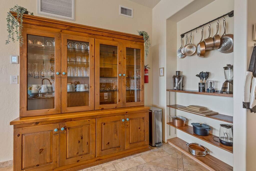 Close To Fresh Creek! Sleeps 12 ~ Amazing Views W/serene Open Space ~ Hot Tub + Game ~ Trails Outside Holiday home *