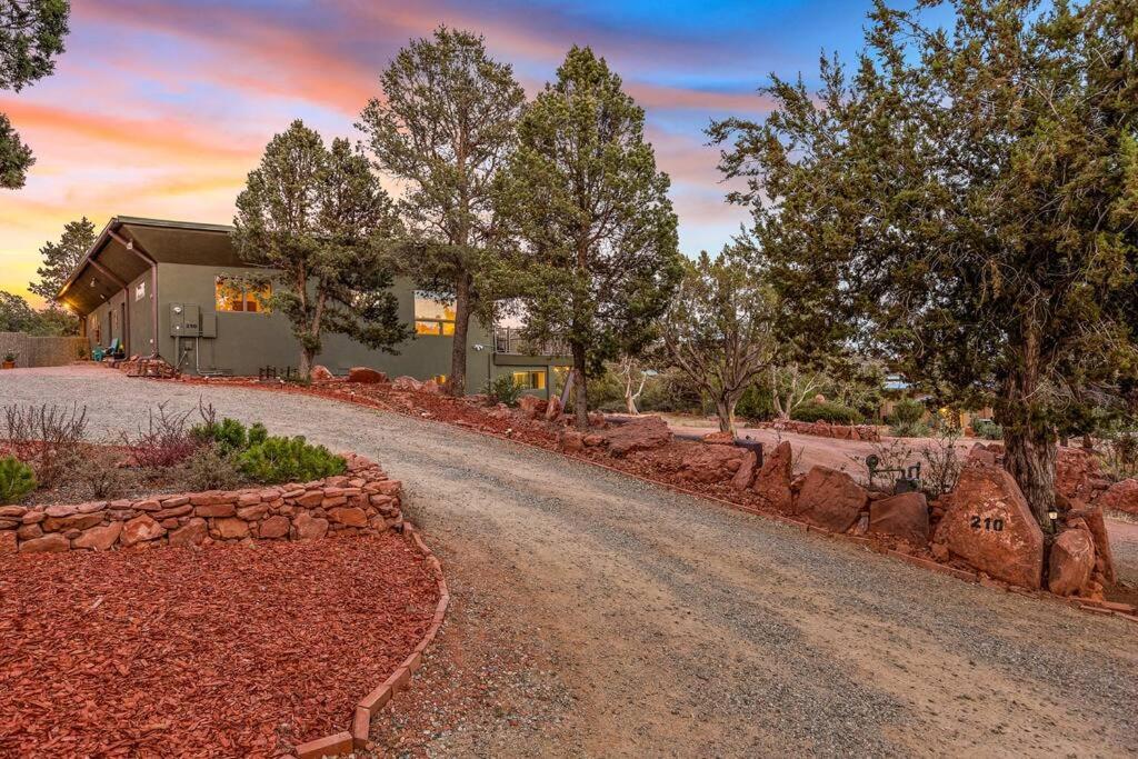 Holiday home Close To Fresh Creek! Sleeps 12 ~ Amazing Views W/serene Open Space ~ Hot Tub + Game ~ Trails Outside