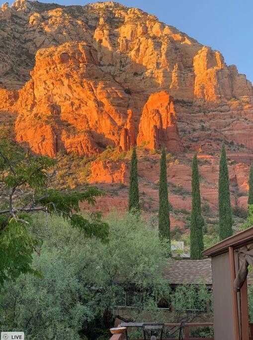 Close To Fresh Creek! Sleeps 12 ~ Amazing Views W/serene Open Space ~ Hot Tub + Game ~ Trails Outside Holiday home *
