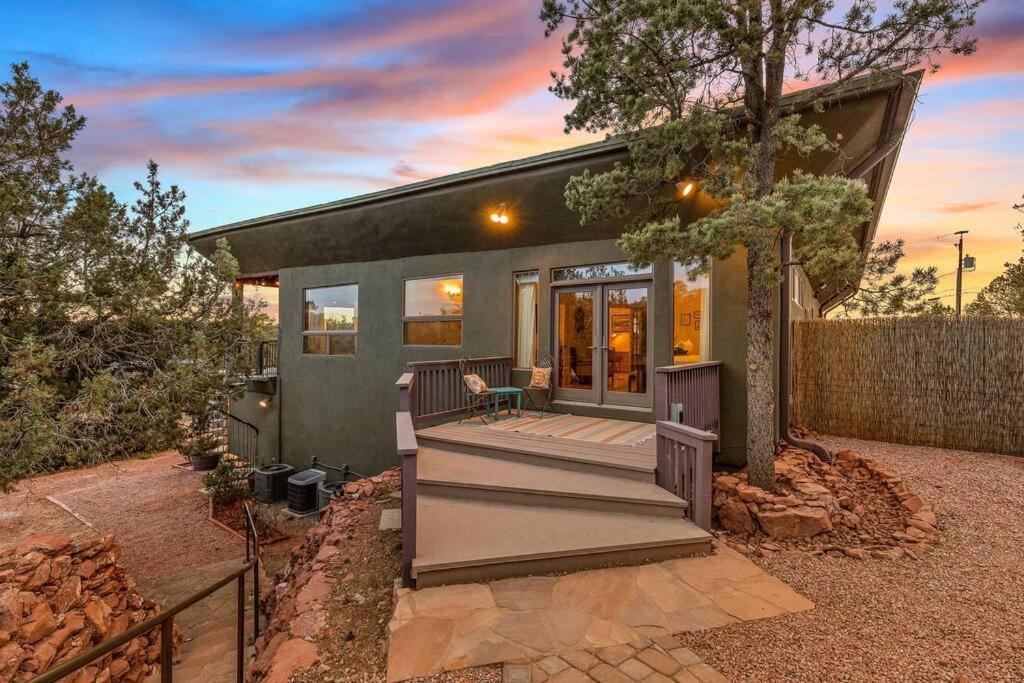 Close To Fresh Creek! Sleeps 12 ~ Amazing Views W/serene Open Space ~ Hot Tub + Game ~ Trails Outside Holiday home *