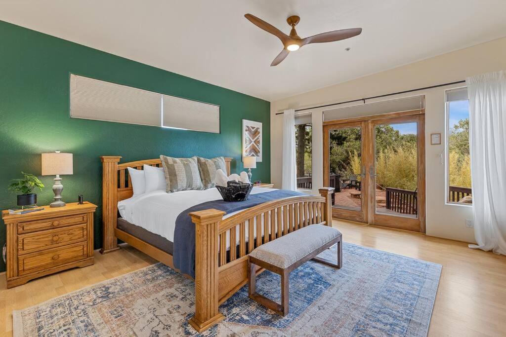 Close To Fresh Creek! Sleeps 12 ~ Amazing Views W/serene Open Space ~ Hot Tub + Game ~ Trails Outside Holiday home Sedona