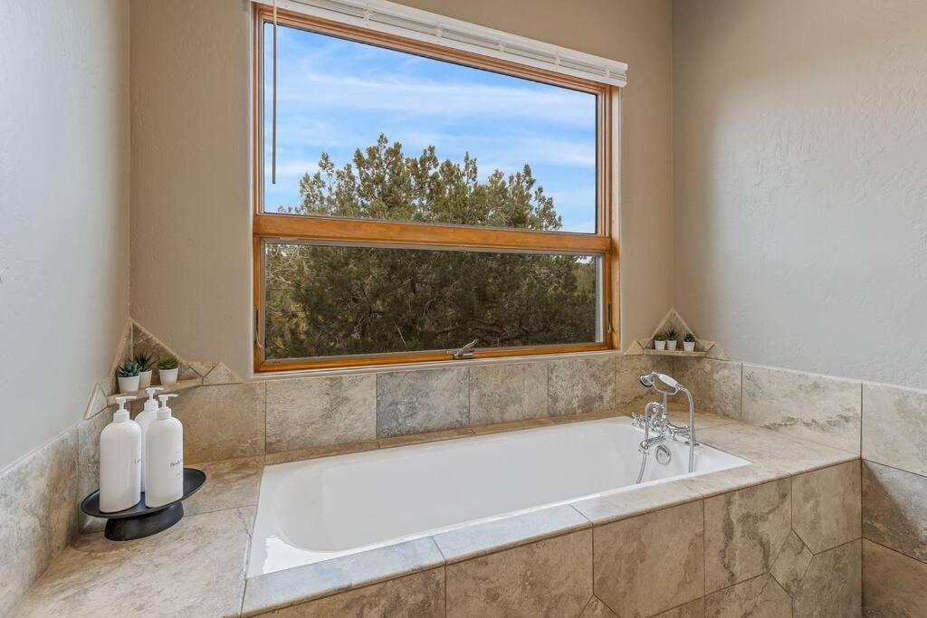 Close To Fresh Creek! Sleeps 12 ~ Amazing Views W/serene Open Space ~ Hot Tub + Game ~ Trails Outside * Sedona