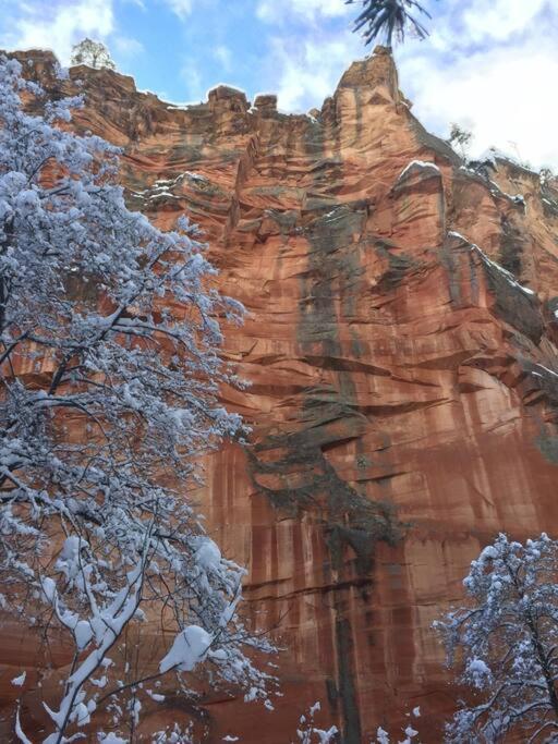 Close To Fresh Creek! Sleeps 12 ~ Amazing Views W/serene Open Space ~ Hot Tub + Game ~ Trails Outside * Sedona
