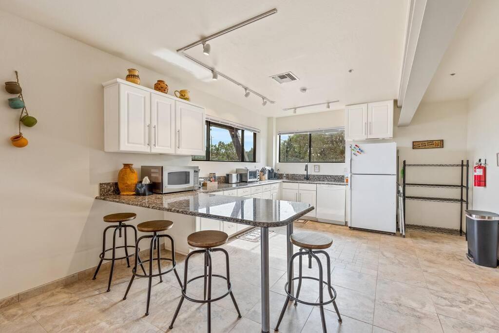 Close To Fresh Creek! Sleeps 12 ~ Amazing Views W/serene Open Space ~ Hot Tub + Game ~ Trails Outside Sedona