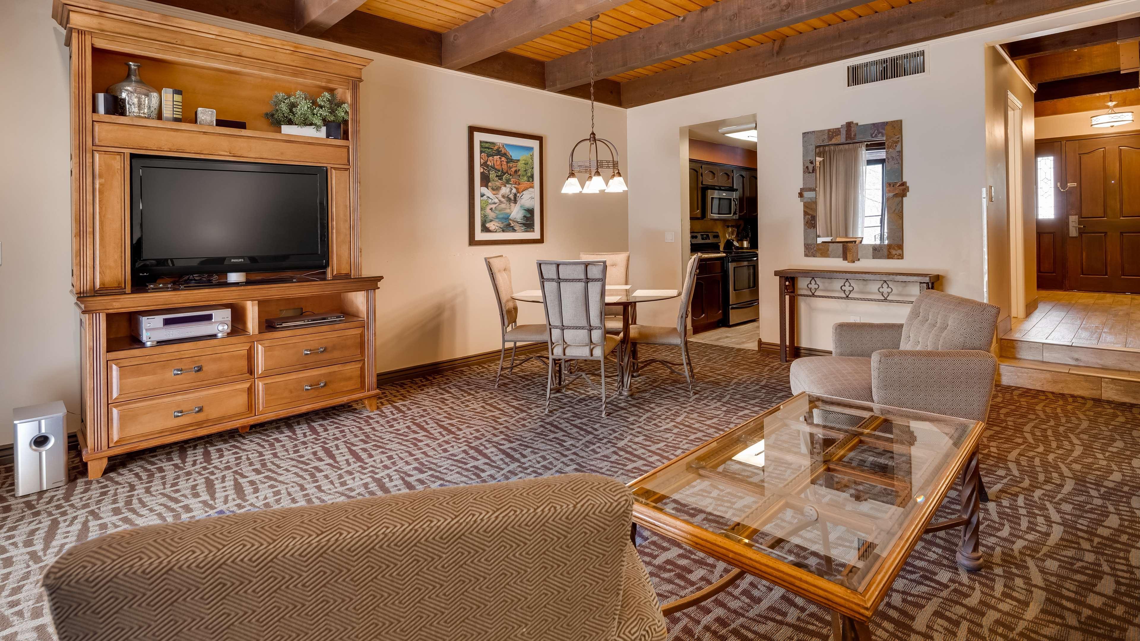 Western Arroyo Roble & Creekside Hotel