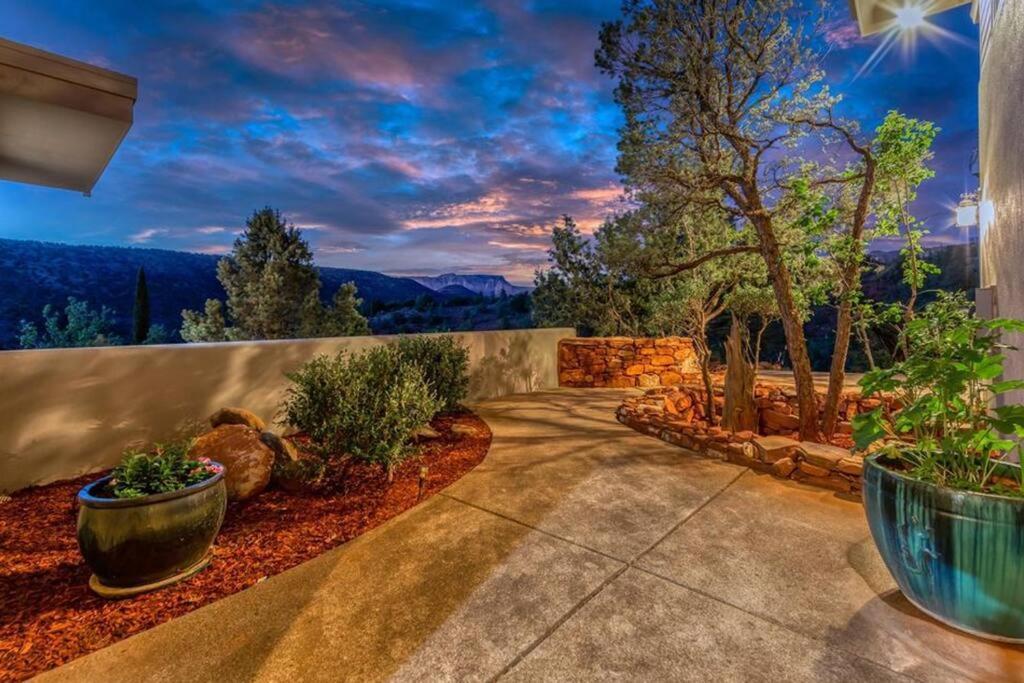Holiday home Stunning Views, Large Deck W/ Private Hiking Trail