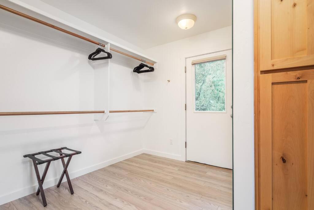 Stunning Views, Large Deck W/ Private Hiking Trail *