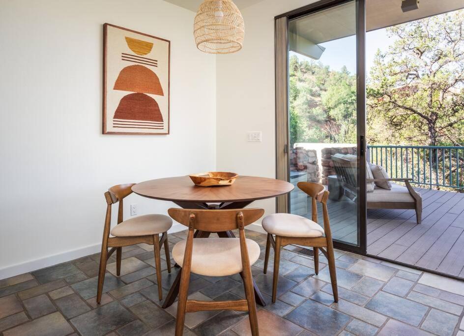 Holiday home Stunning Views, Large Deck W/ Private Hiking Trail *