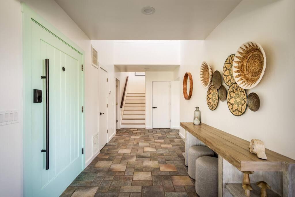 Stunning Views, Large Deck W/ Private Hiking Trail Holiday home