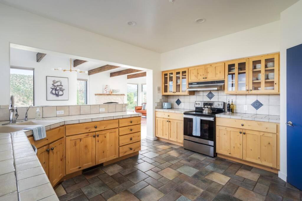 Stunning Views, Large Deck W/ Private Hiking Trail Holiday home