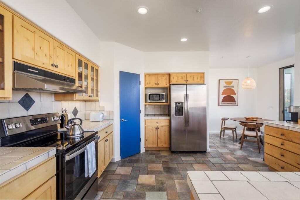 Stunning Views, Large Deck W/ Private Hiking Trail Holiday home