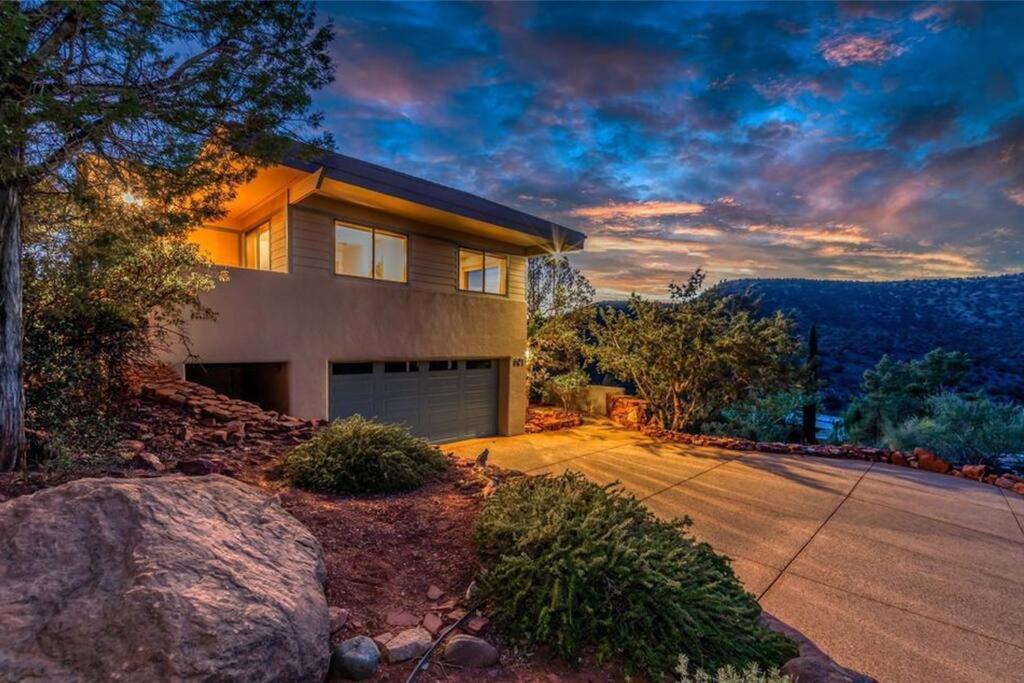 Stunning Views, Large Deck W/ Private Hiking Trail Holiday home