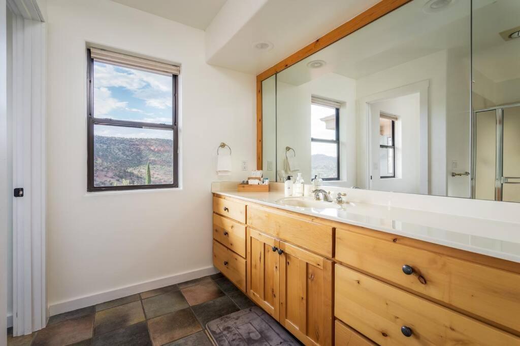 Holiday home Stunning Views, Large Deck W/ Private Hiking Trail