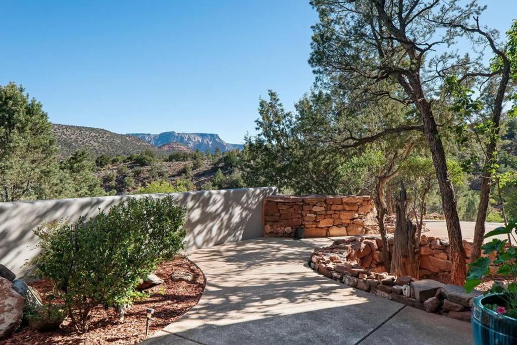 Stunning Views, Large Deck W/ Private Hiking Trail Holiday home Sedona