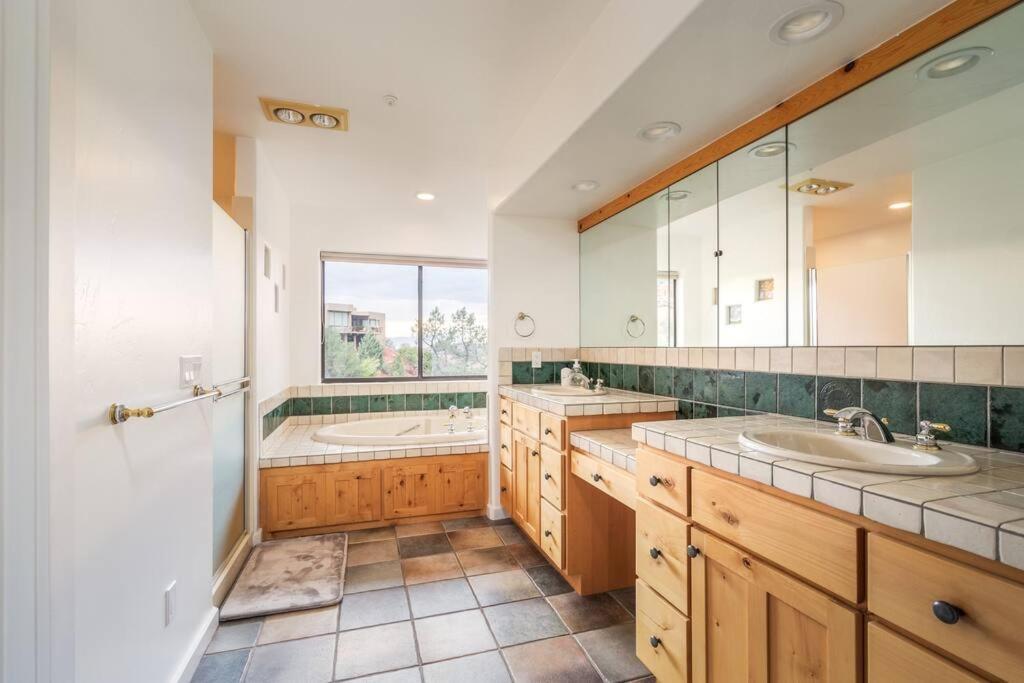 Holiday home Stunning Views, Large Deck W/ Private Hiking Trail
