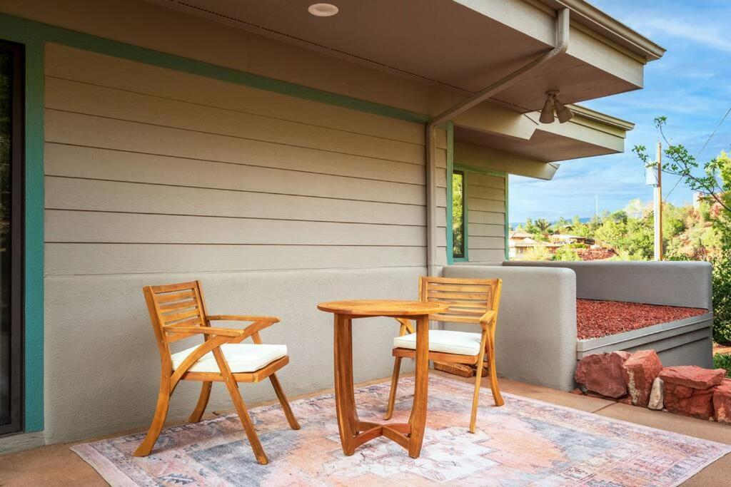 Stunning Views, Large Deck W/ Private Hiking Trail Holiday home *