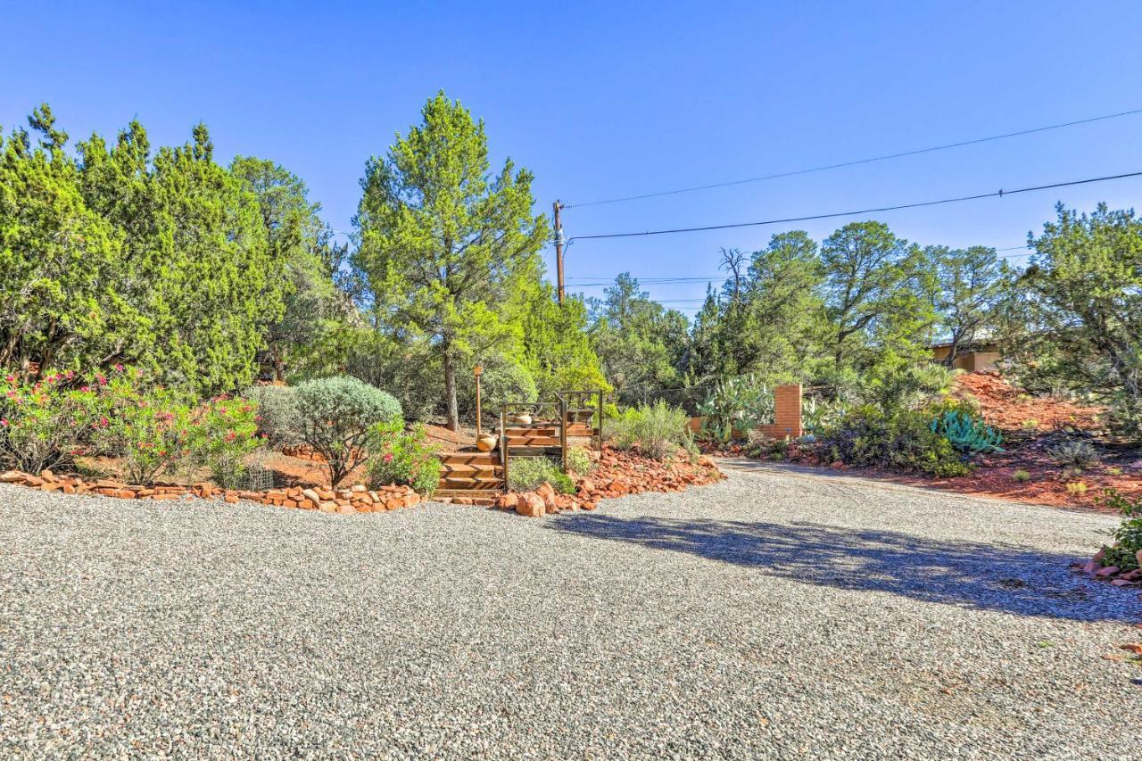 Bright With Deck And Mountain Views!