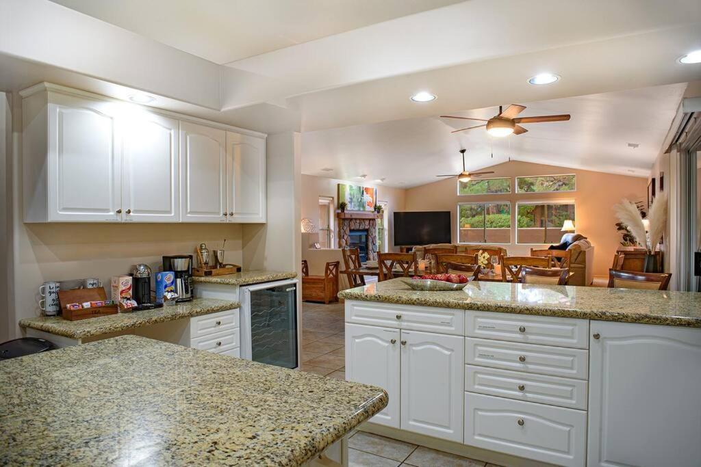 Holiday home Prime Uptown Location- Mountain View- Kid Friendly - Sleeps 10 *