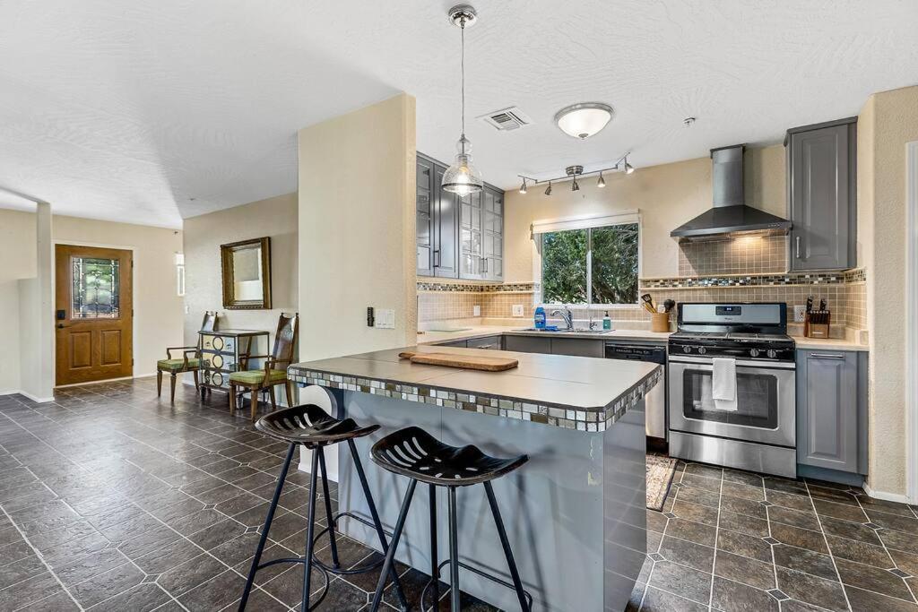 Serene Home- Sleeps 16 - Pet Friendly - Hot Tub - Pool -2 Kitchens! Holiday home Sedona
