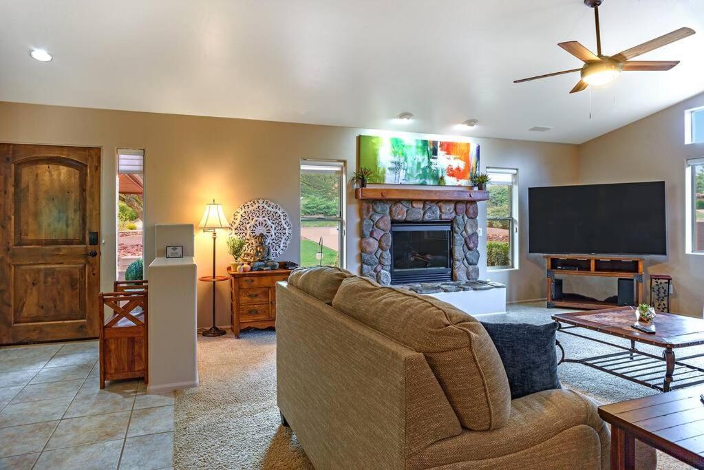 Prime Uptown Location- Mountain View- Kid Friendly - Sleeps 10 Holiday home *