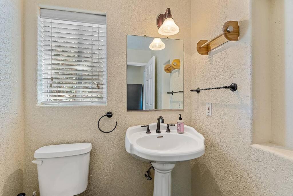 Serene Home- Sleeps 16 - Pet Friendly - Hot Tub - Pool -2 Kitchens!