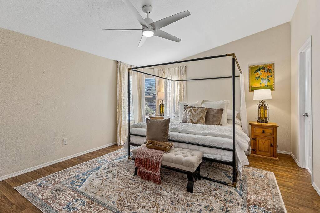 Serene Home- Sleeps 16 - Pet Friendly - Hot Tub - Pool -2 Kitchens! Holiday home *