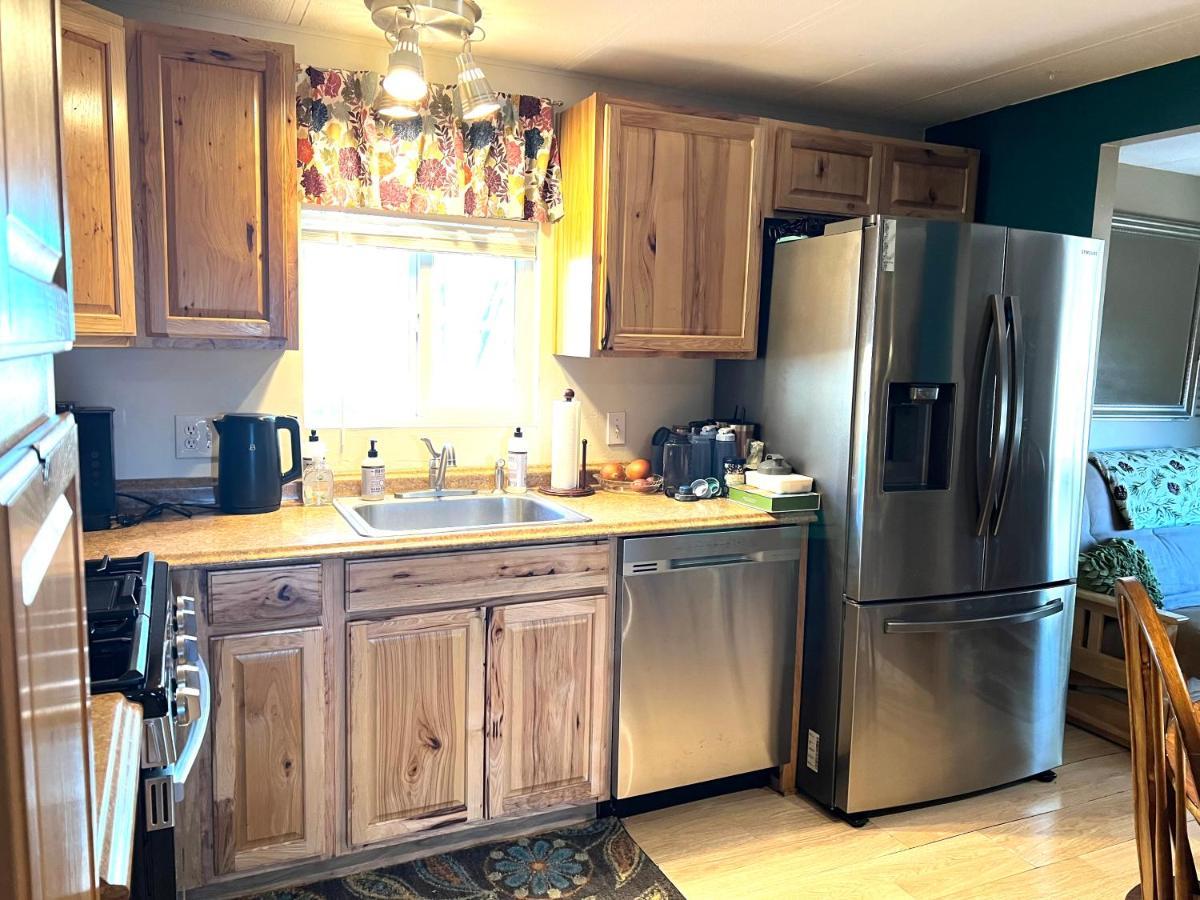 Serene 2 Bedroom! Walk To Trails! Red Rock Mountain Views! Holiday home
