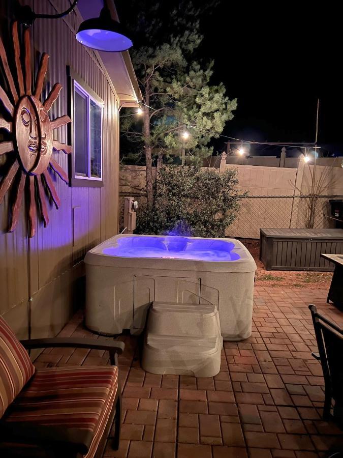 Serene 2 Bedroom! Walk To Trails! Red Rock Mountain Views! Holiday home Sedona