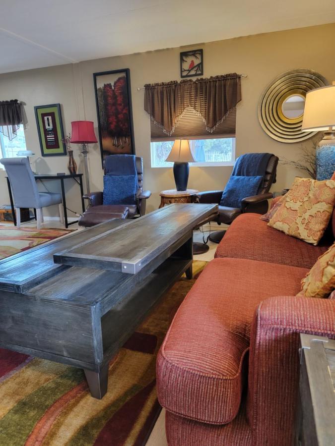 Serene 2 Bedroom! Walk To Trails! Red Rock Mountain Views! Holiday home