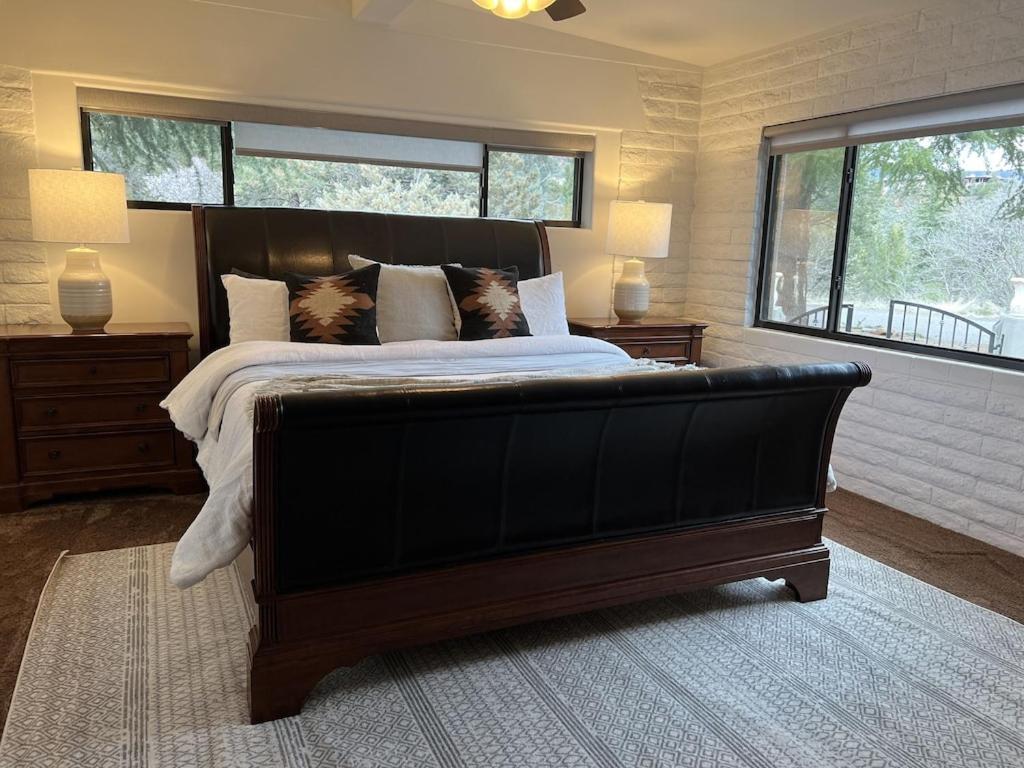 Villa Uptown Gem! Wow! Views!! New! Barrel Sauna!!! Close To Trails, Walk To Uptown Sedona, Restaurants And Shopping *