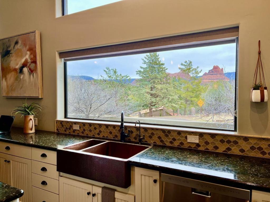 Uptown Gem! Wow! Views!! New! Barrel Sauna!!! Close To Trails, Walk To Uptown Sedona, Restaurants And Shopping